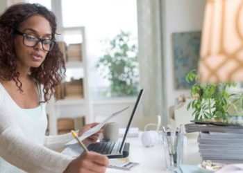 9 Solusi Cara Menghadapi Keluarga yang Suka Minta Uang