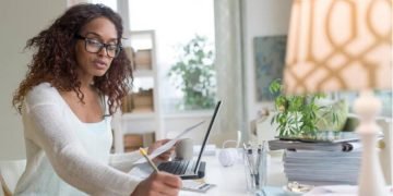 9 Solusi Cara Menghadapi Keluarga yang Suka Minta Uang