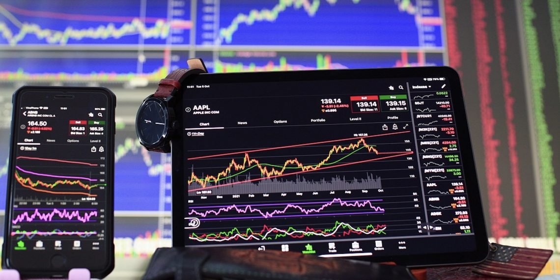 Gaji Kecil dan Biaya Hidup Mahal: Trading Bisa Jadi Solusi?