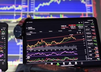 Gaji Kecil dan Biaya Hidup Mahal: Trading Bisa Jadi Solusi?