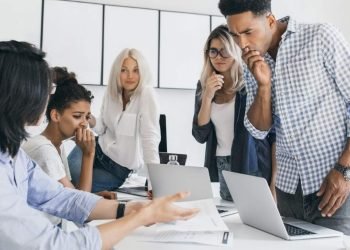 Groupthink dalam Trading: Ketika Keputusan Bersandar pada Opini Mayoritas