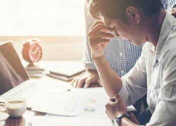 penyebab pemula panik saat harga saham turun dan solusi