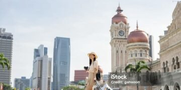 ilustrasi #KaburAjaDulu yang viral di Indonesia